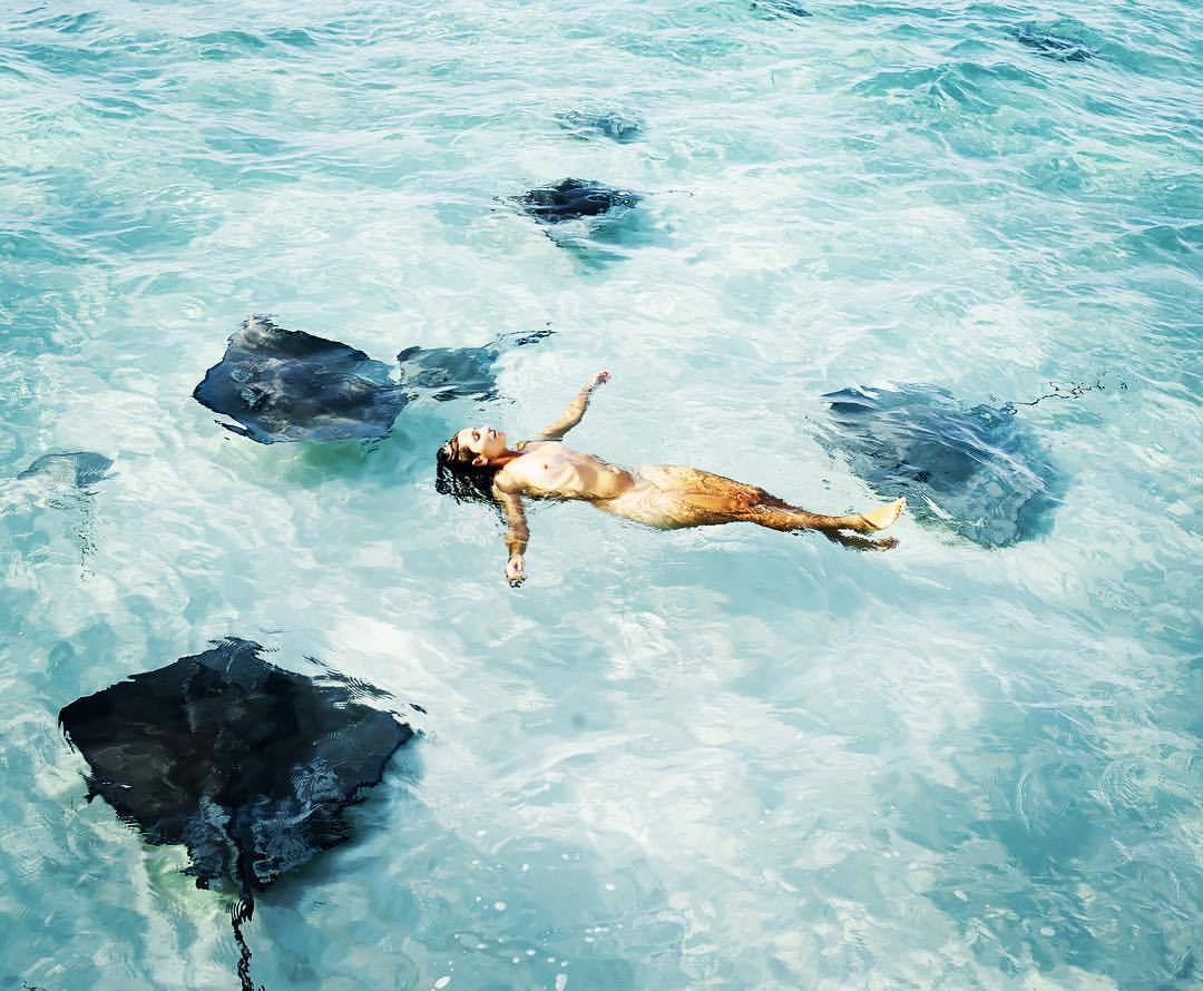 nakedologiest:  The ocean is calling 