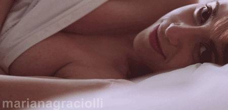 marianagraciolli:  Mari Graciolli acordando lindamente (GIF em HD).