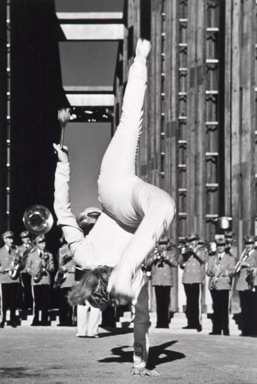 John Gutmannm, Majorette, 1939https://painted-face.com/