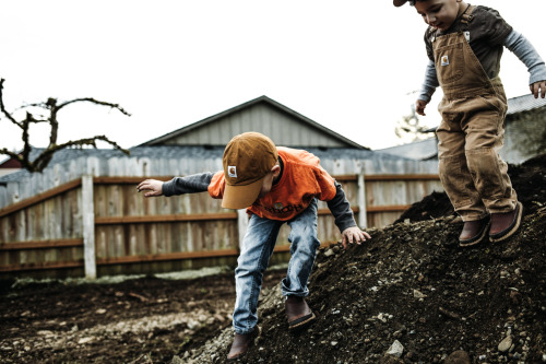 fordtough-armystrong:  bergswife: boys love dirt   My future kids  Yes! Children goals😍😊