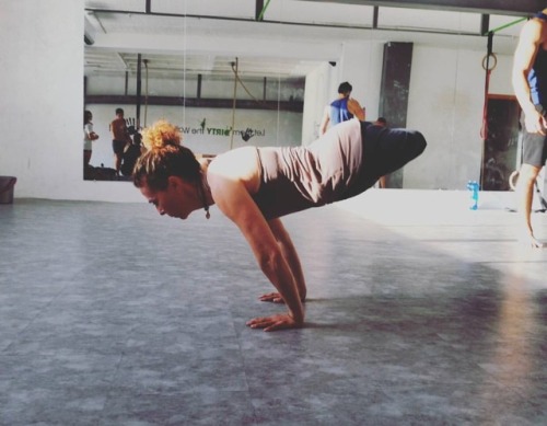 amputeewomen: Pascale exercising, including stump walking in the desert.