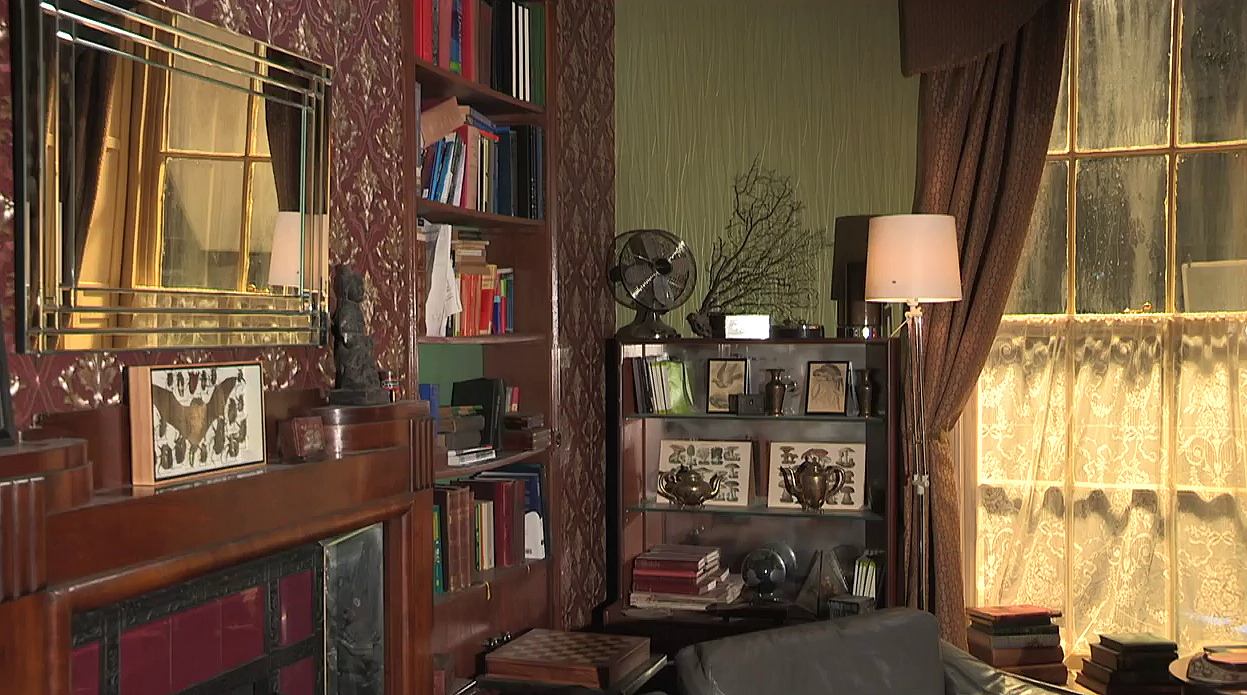 mycroftisthequeenofengland:  Sherlock set details 