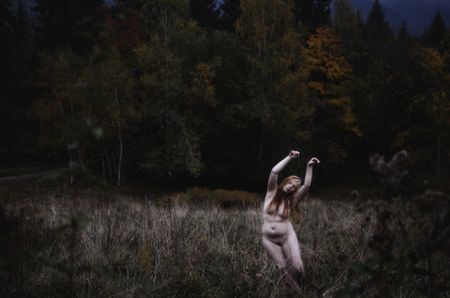 cha-art-photographie:   - Trauma -Morcelée, mon Humanité fuit peu à peu, me laissent seule avec ces 