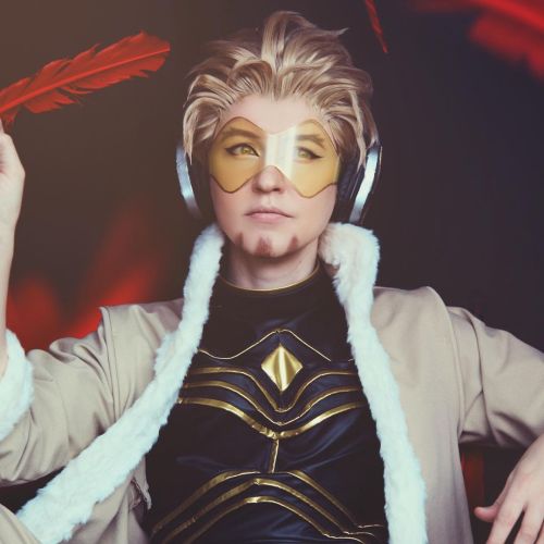 Feathers Happy Friday ya’ll!Photo by @novavandorwolf Editing by @_eidetic_ #cosplay #hawks #hawksco