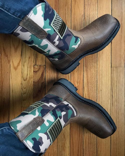 Damn I love these boots! Ariat Workhog Patriot.  #cowboyboots #ariat #ariatboots #workboots #camo #g