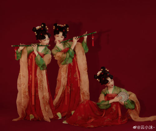 hanfugallery:chinese hanfu by 云小沫-This photoshoot is based on the performance “Evening Feast at the 