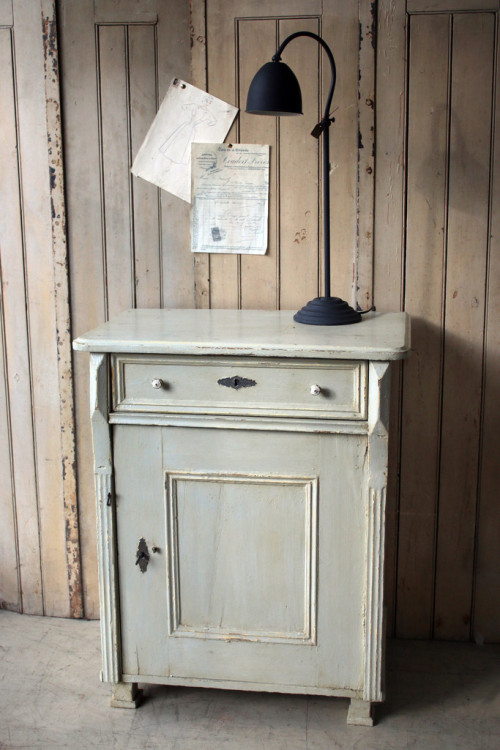 French Painted Cupboard. (attic.©2014) www.discoverattic.com 