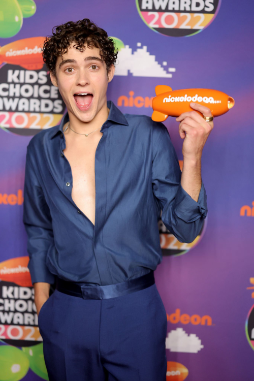 loveallthegays: Joshua Bassett poses backstage with the award for Favorite Male TV Star - Kids durin