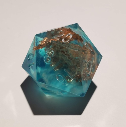 the-dice-nest-creates:Handmade chunky d20, made with copper leaf!