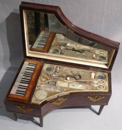 herminehesse:Miniature grand piano etui