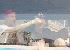 cheolyans:  Luhan interrupting Chanyeol’s fanservice  