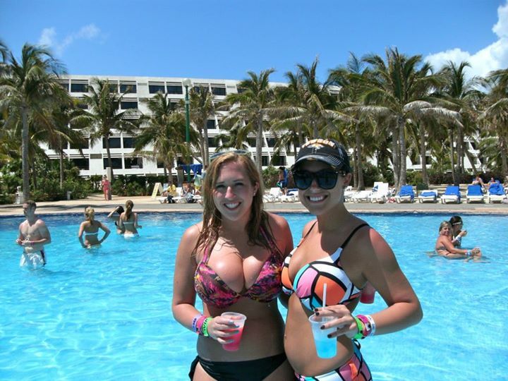 bikiniboob:  Someone has big boobs 