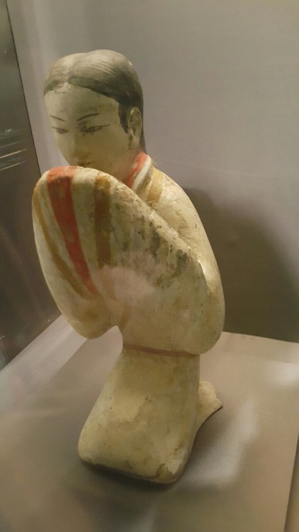 imperialasia: Follow up on the Han dynasty exhibit I went to… This clay figure of a crouching