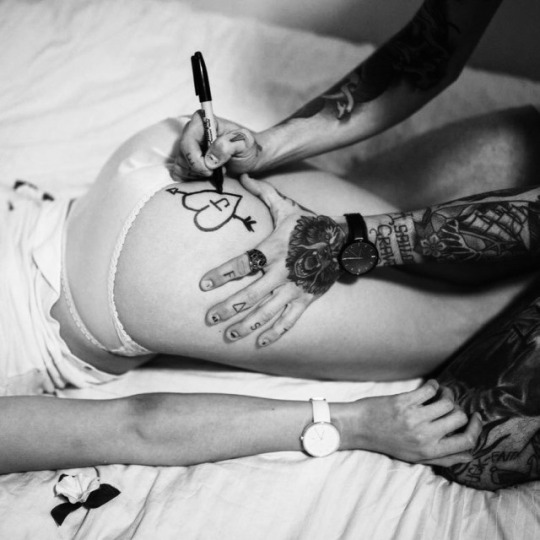 sassynerd79:andrafantino:Why do I find this so fun and erotic? 🥵😜🥵😜