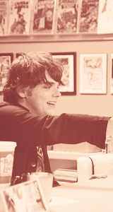 Porn Pics trhman:  Gerard at the Killjoys Launch signing