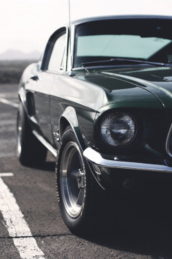 Irdesigner:  Any Colour, As Long As It Is Black… (Source: Designspiration.net)