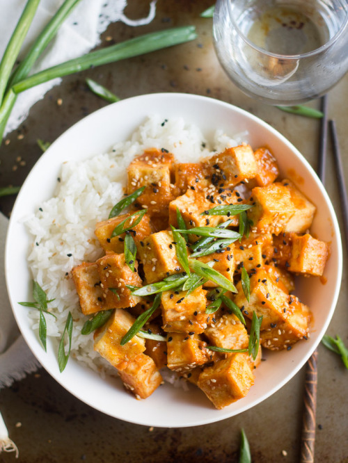 tinykitchenvegan:Sesame Sriracha Tofu