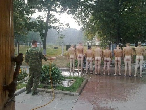 nu-en-groupepublic-nudity:  Cul-wash collectif, ou la délicatesse militaire