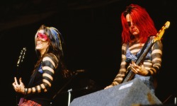 Suzisafari:l7’S Jennifer Finch And Donita Sparks Perform At Reading Festival. Photograph: