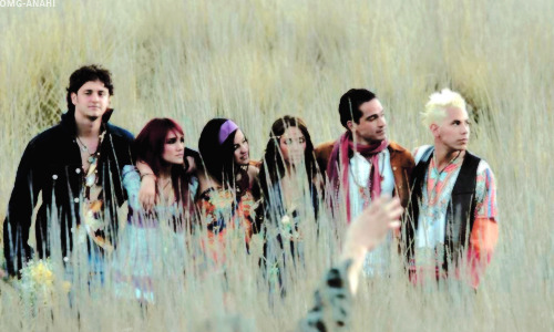 omg-anahi:  Por que amar és algo celestial… 