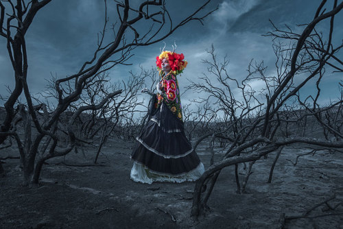 Las Muertas: Bellezas Mortales Posan En Un Colorido Tributo Al Día De Los Muertos