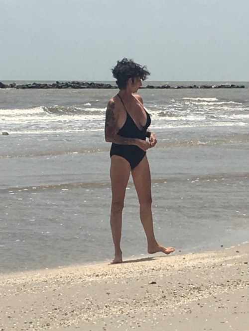 justhavetosaythis:No wonder she can’t get as tan as me, she’s on a shell hunt every time