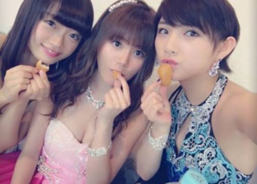 akb48-komi:  Komi with Rika-chan and Naachan.