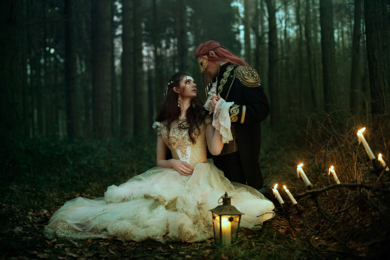 bellakotak:  Twilight in the LabyrinthPart IIby Bella KotakModel: Jessica McClellan
