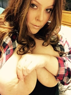 kurvygirlswag:  bonghitsandporn:  flanel princess of titty thickness  Lol 