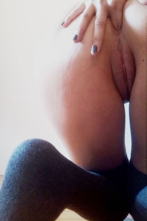 itsemmaloveme:  Playing with my asshole!