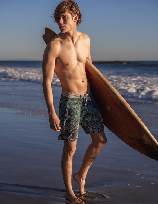 Taking Off:
Click, reblog and follow. Pass me around to all your friends.