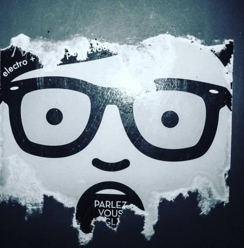 Parlez vous #art #toilets #paris #glasses #sticker #wall #parlez #vous (en Paris, France)