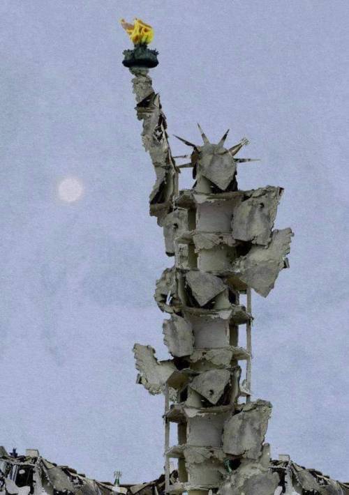 kuroshyy:The Statue of liberty, rebuilt by tamam azzam, a Syrian artist, with the debris from his ow