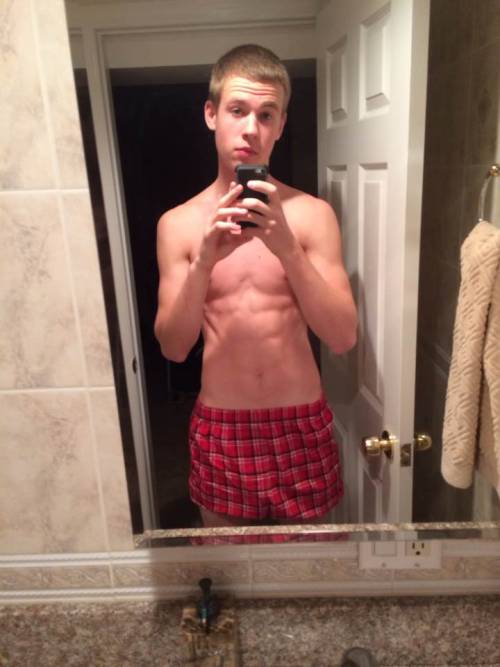 onlineexposer:If this post gets enough notes you will get to see this hot boy naked ;)