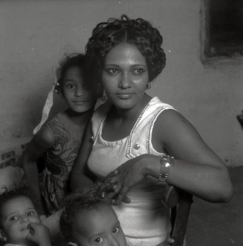 5centsapound:Abbas Habiballa (Sudan)Gorgeous portraits of the women of Sudan, friends and family of 