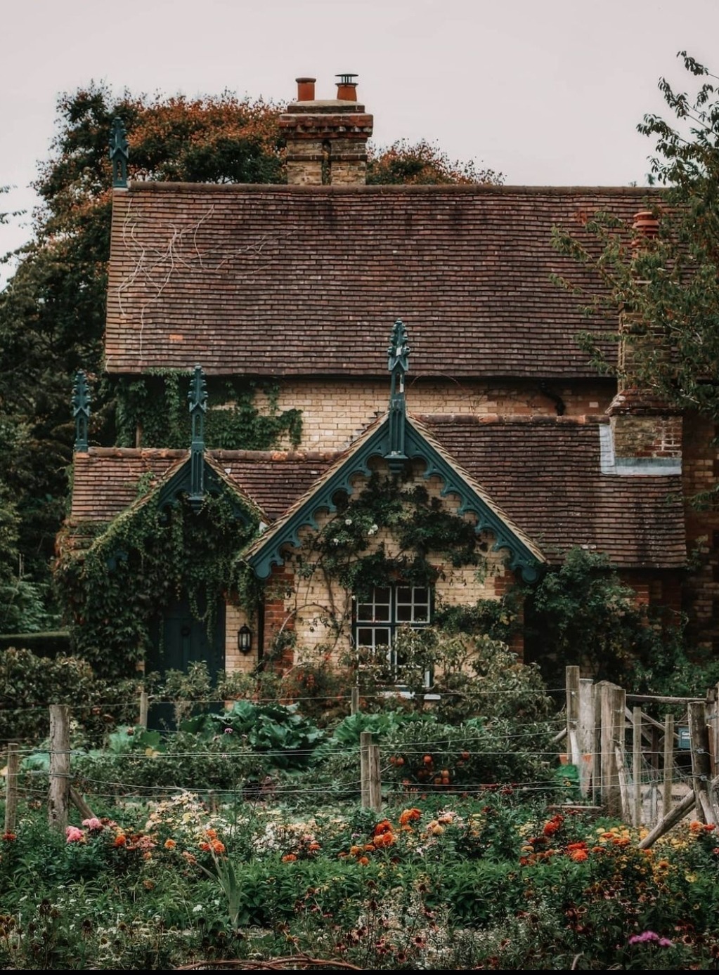 enchantedengland:    Polesden Lacey gardener’s cottage and garden. (@wander_linaa IG)