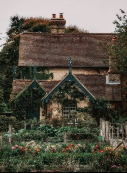 enchantedengland:    Polesden Lacey gardener’s cottage and garden. (@wander_linaa IG)