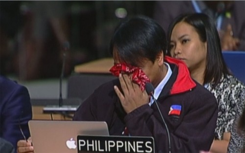 pag-asaharibon:descentintotyranny:Philippine delegate weeps at UN climate conferenceMoved by the dev
