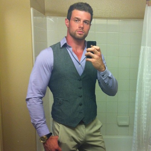 dougshotguys:  http://www.tumblr.com/blog/dougshotguys