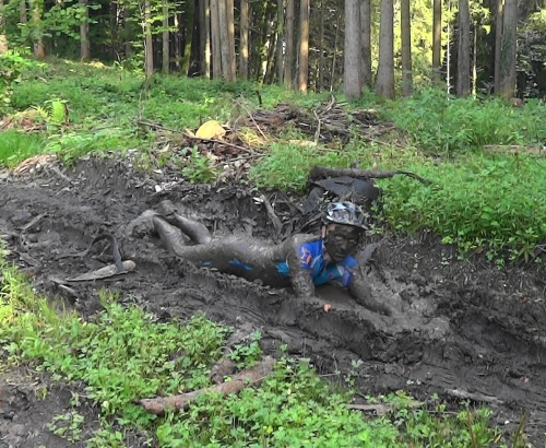 mudpunker: Seven steps to the muddy bikerStep 3 : Make the face dirty, for the perfect feeling