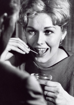 honey-rider:  retrogirly:  Kim Novak   The only reason for olives in a martini..   Beaut