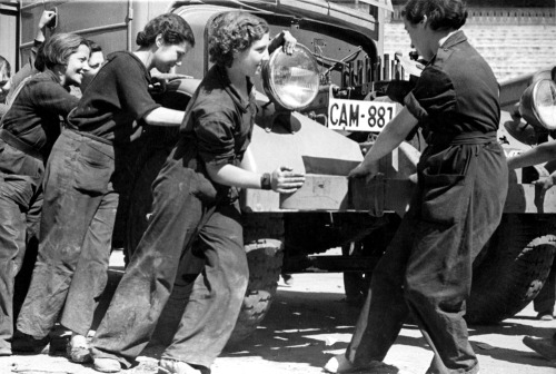 arditidelpopolo:  Mujeres Libres, “Free Women”, an anarcho-syndicalist women’s organisation within the Spanish CNT union in the 1930s, active in the Spanish Revolution.   https://painted-face.com/