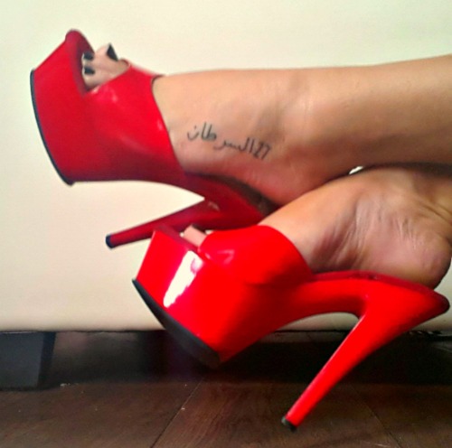 sole-girl: Hmmm im feelin naughty in my red heels