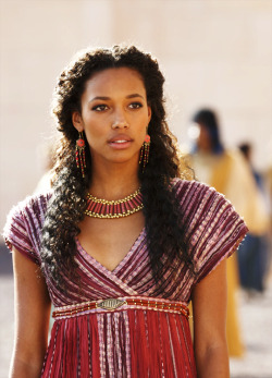 fuckyeahcostumedramas:  Kylie Bunbury in