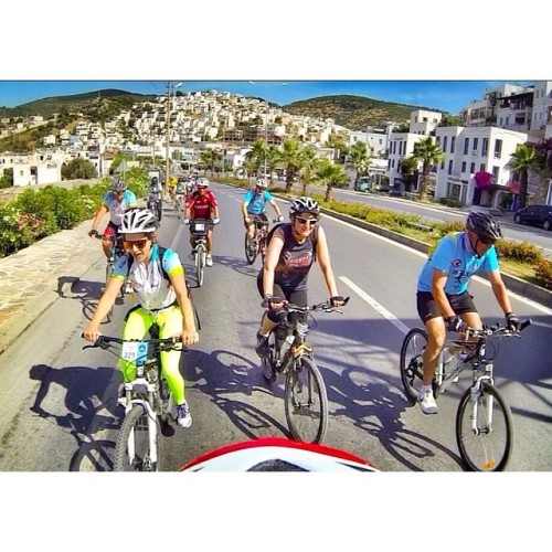 instabicycle:  Via @bizevdeyokuz: #Bodrum’da trafiği durdurduk. Arabalar açılın, #bisikletli ler gel