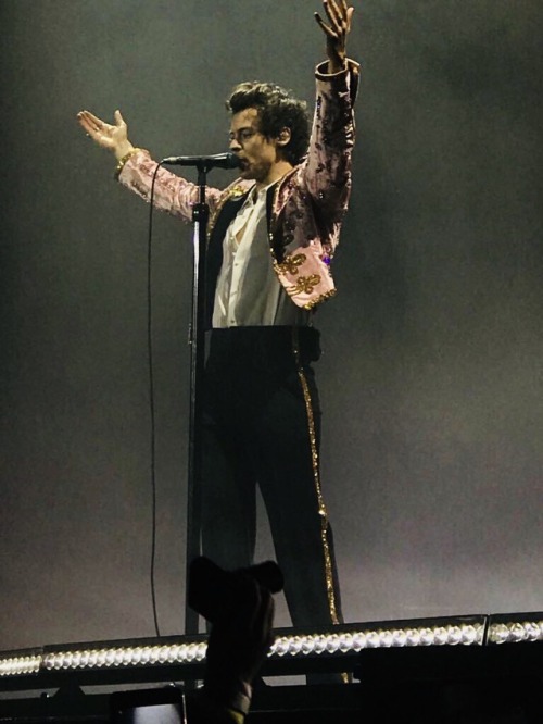 THIS SUIT GIVES ME LIFE. Harry Styles, London, 11/04/18