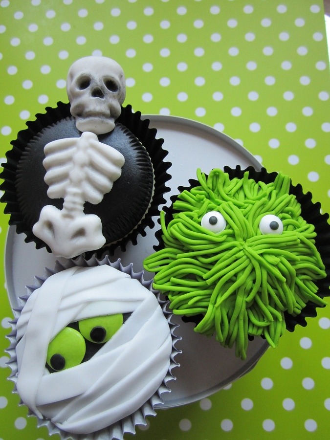 thecakebar:  Gorgeous Halloween Fondant Cupcakes 