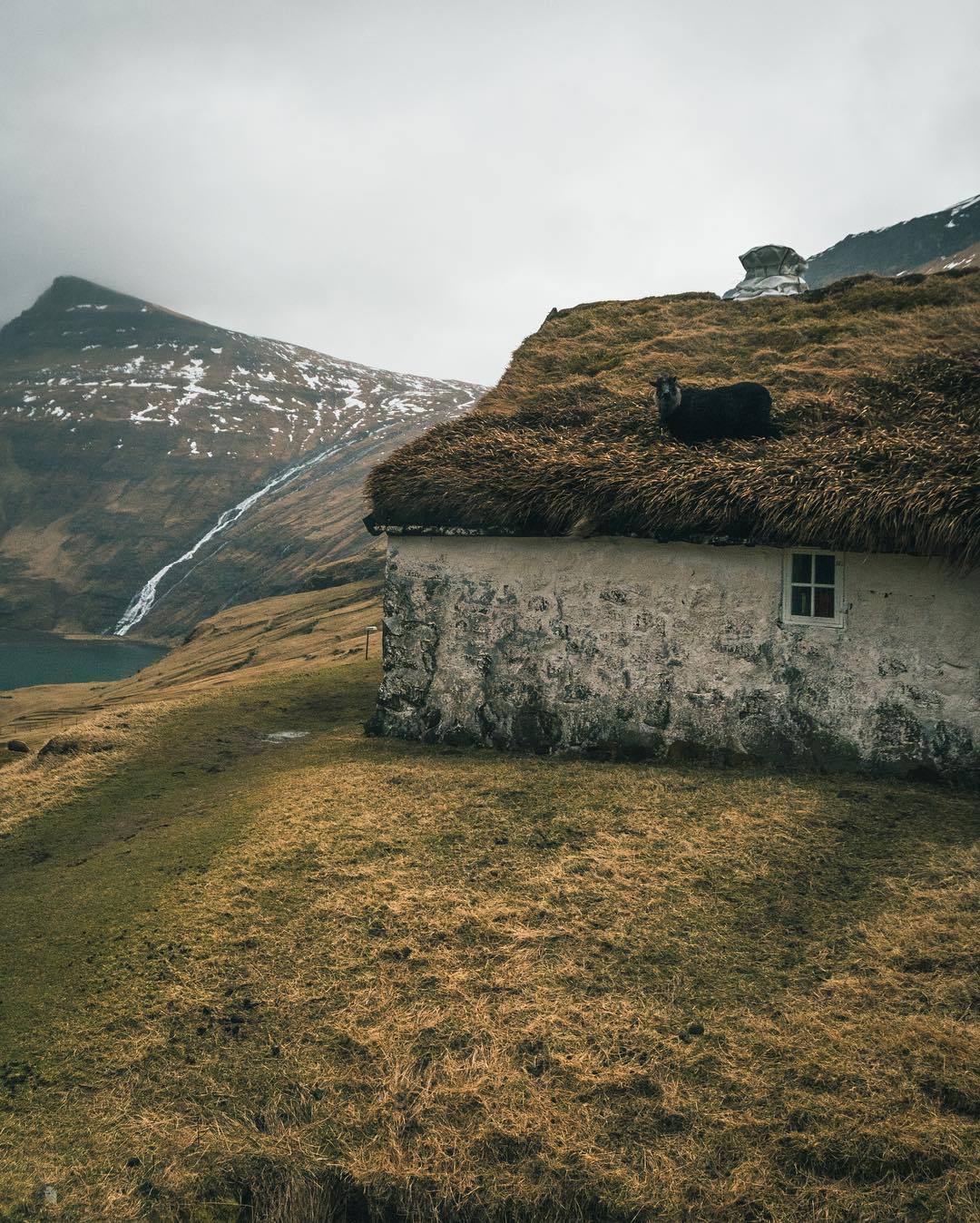 gorgeousnessandgorgosity:  myfairylily:Faroe Islands | saviourmifsud   Saksun 