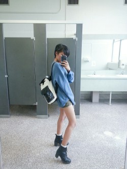 cafe-latte:  today i went for the no pants look hahaha i know ppl have smth against girls wearing sweaters and shorts cuz apparently it is contradictory but like who cares lmao 