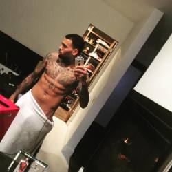 blasianxbri:  lovingcbreezy:  “@chrisbrownofficial : 🎉🎉🎉🎉 looking for 2016 like I lost my drawz!!!”  😍😭😭😭 gimme  😍